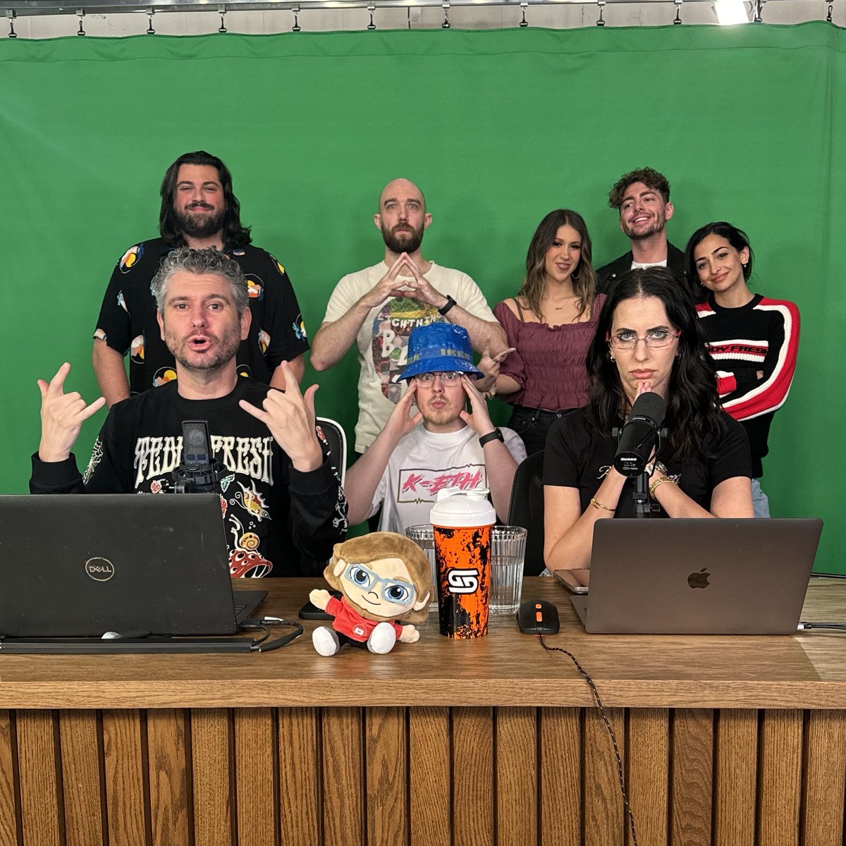 theh3podcast's tweet image. ✨The H3 Show Is Now Going Liveeeee!!!🎞️

🗒️Today's Main Topics:
- Addressing The Sneako Ambush
- M Dot R Call-In
- The Crew Plays Dress To Impress 
- Goofs &amp;amp; Gafs 

Watch here... youtube.com/live/kvOzh3ut5…