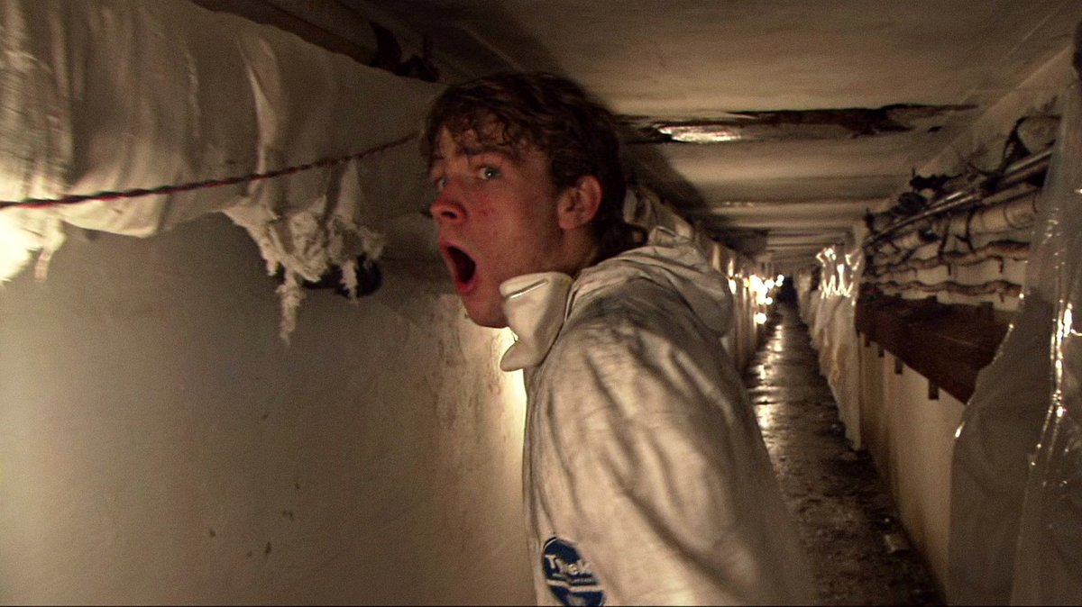 fervargasIII's tweet image. #Session9 El hospital es el gran protagonista de esta excepcional peli, con su amenazante fachada, sus ventanas rotas, sus largos pasillos abandonados, las habitaciones con camisas de fuerza, utensilios quirúrgicos, sillas de ruedas y archivos con  fotos de gente que sufrió allí