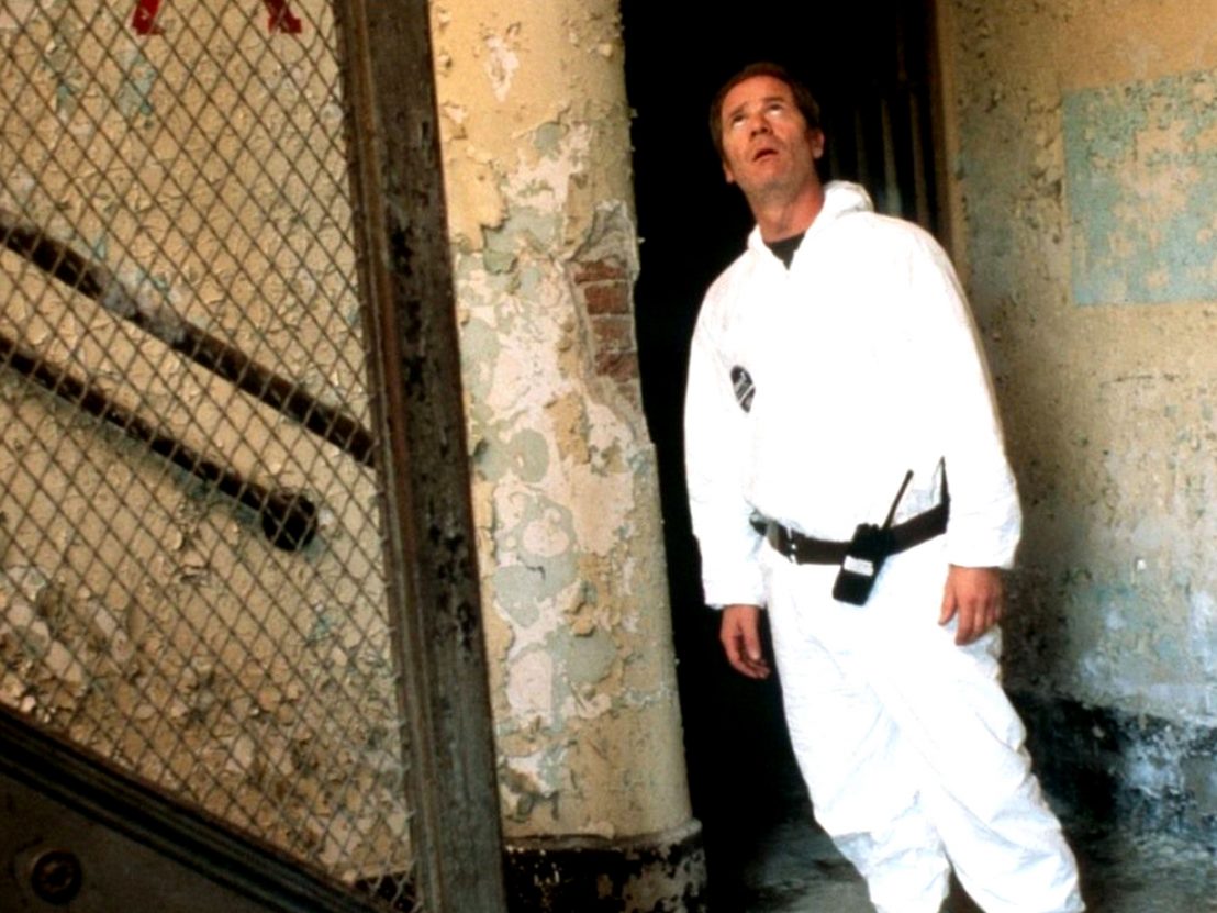 fervargasIII's tweet image. #Session9 El hospital es el gran protagonista de esta excepcional peli, con su amenazante fachada, sus ventanas rotas, sus largos pasillos abandonados, las habitaciones con camisas de fuerza, utensilios quirúrgicos, sillas de ruedas y archivos con  fotos de gente que sufrió allí