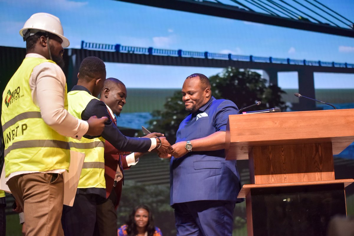 À l'occasion de la clôture de l'ExpoBeton RDC, j’ai réaffirmé l'urgence de transformer la gestion des déchets à Kinshasa en une véritable opportunité d'affaires, en misant sur l'économie circulaire. Depuis des décennies, notre ville souffre de l'absence d'une politique claire et