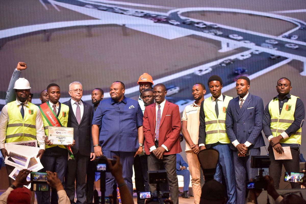 daniel_bumba_01's tweet photo. À l'occasion de la clôture de l'ExpoBeton RDC, j’ai réaffirmé l'urgence de transformer la gestion des déchets à Kinshasa en une véritable opportunité d'affaires, en misant sur l'économie circulaire. Depuis des décennies, notre ville souffre de l'absence d'une politique claire et efficace en matière d'assainissement. Aujourd'hui, la situation est alarmante, et c'est pourquoi nous avons déclaré une guerre contre les immondices. Chaque Kinois doit se sentir concerné et participer à cet effort collectif pour rendre notre capitale plus propre et plus vivable.
Je suis convaincu que l'économie circulaire est la clé pour résoudre durablement les problèmes d'assainissement de notre ville. Elle permettrait non seulement de mieux gérer les déchets, de leur collecte à leur transformation, mais aussi de créer de nombreuses opportunités d'emploi. Les PME, les ONG, et d'autres structures locales seront au cœur de ce processus, contribuant ainsi à l'économie de notre ville tout en préservant notre environnement. Il est temps de repenser notre approche et de voir les déchets comme une ressource, capable de produire des textiles, de l'énergie, et même du carburant.
Notre programme d’actions 2024-2028, « Kinshasa Ezo Bonga », vise à transformer Kinshasa en une ville propre, moderne, et sécurisée. Mais cela ne pourra se faire sans l'implication de chacun. J'appelle tous les Kinois à se mobiliser et à jouer leur rôle pour changer l'image de notre ville. L'assainissement est l'affaire de tous. Je reste déterminé à ne ménager aucun effort pour éradiquer l'insalubrité à Kinshasa et bâtir un avenir meilleur pour nos enfants.