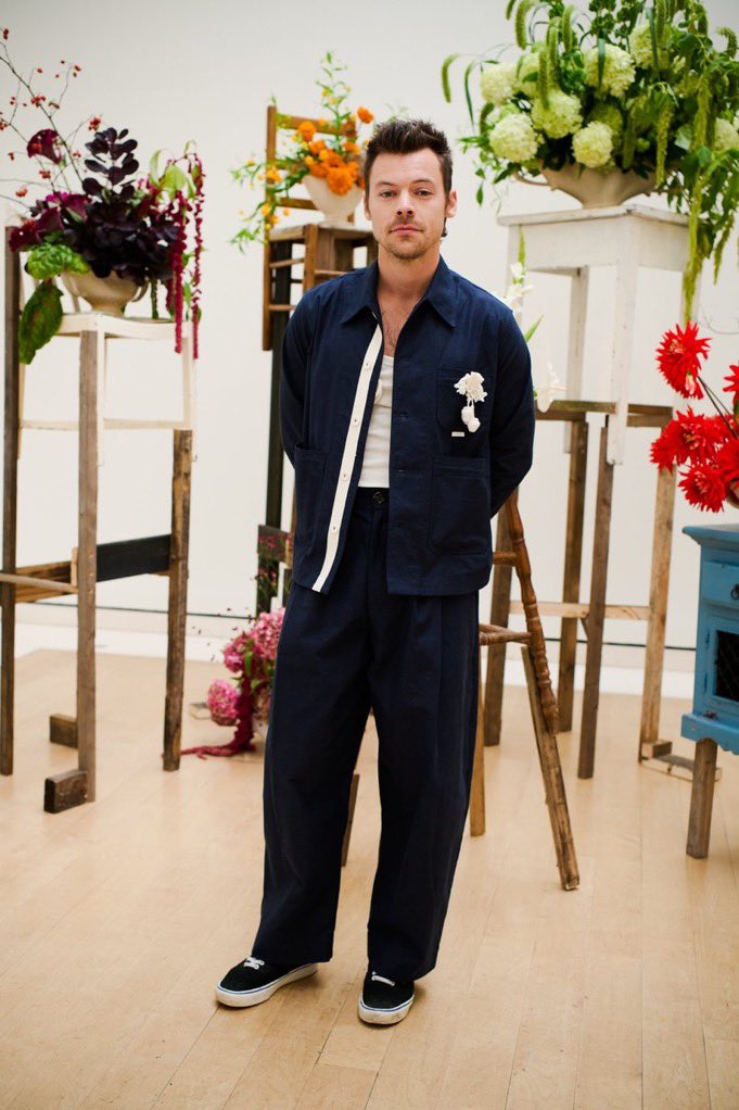 breaking my silence he needs to give himself bangs that fuck ass quiff is crazy😭😭