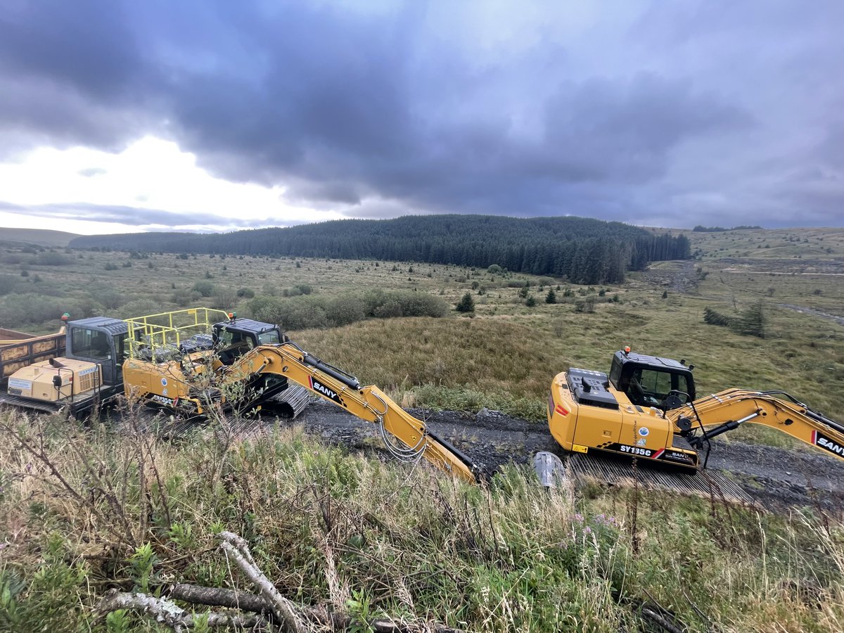 peatlandcymru's tweet photo. And we’re away!
Wishing all #WalesPeatlandAction practitioners and contractors a great restoration season!
Thanks Jack for the pics as mulching and rewetting works commence for forest-to-bog restoration at Rhos Grafiau’r Llwynog, mid-Wales.
@NatResWales @WGClimateChange #Tywi https://t.co/mRldktSUSw