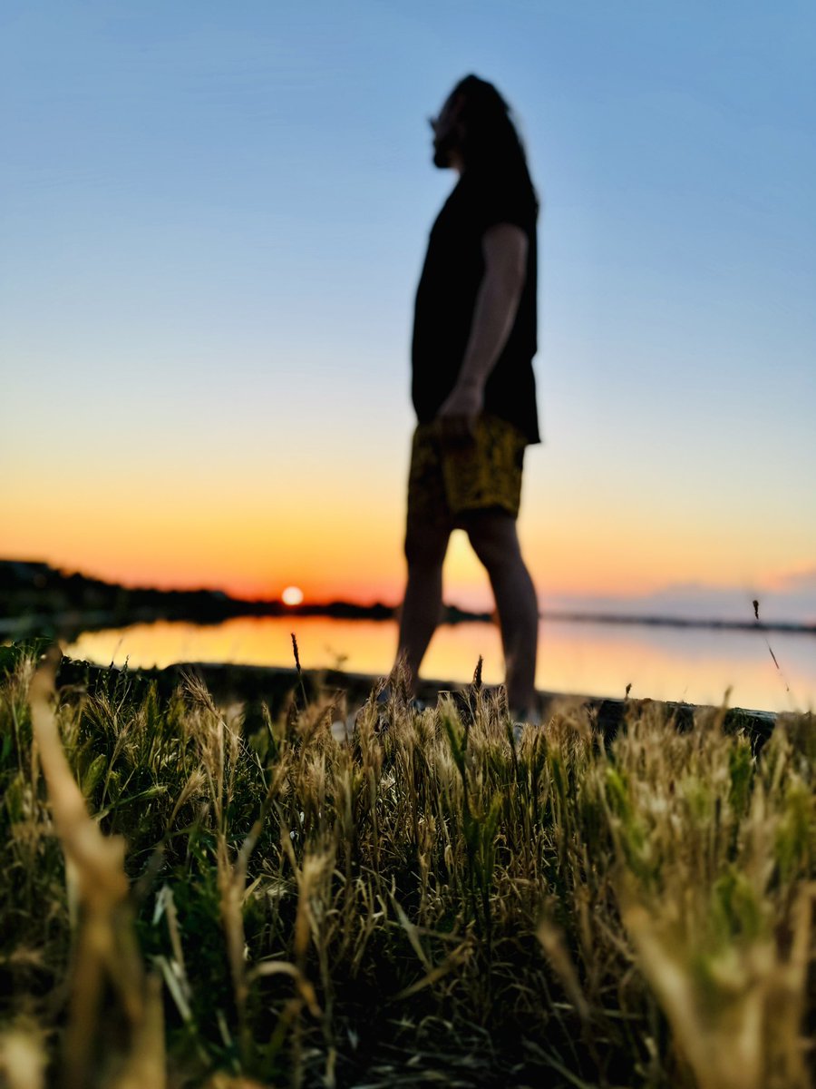 Ultima stație…
Vă rog să coborâți. 

#vathos #sun #atmospheric #view #SeptemberThrills #airdrop #SKY゜_LightIllust #viewinglove #view