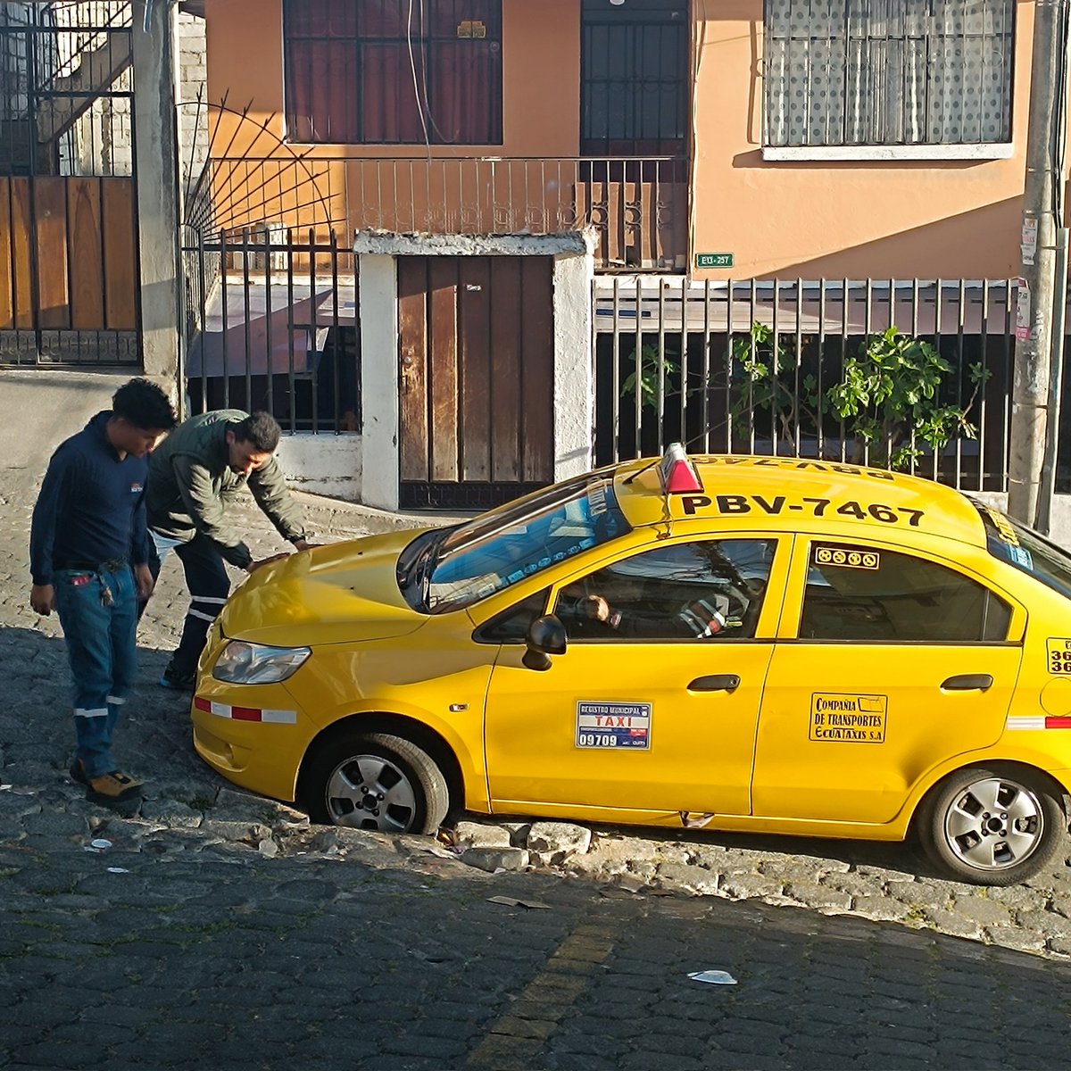 Anitaelitorres's tweet photo. Outch!!! Quién es el responsable que las alcantarillas tengan tapas 
@movilidadquito_ 
@aguadequito 
@MunicipioQuito 
🙄🙄🙄 
Pobres amortiguadores 💣😤 https://t.co/1y18RmXhUL