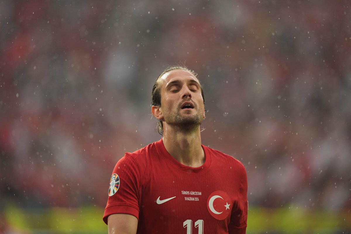 mgoksell's tweet photo. Luis Campos'un Trabzon'a kadar gelip ikna ettiği ve 'dünya yıldızı olabilirsin' dediği adamdın. Koskoca bir transfer sezonunda kendine kulüp bulamadın. Ya futbolla arana bir mesafe koydun ya da menajerin bu işi bilmiyor!

Maddiyatın değil maneviyatın farkına varmanız dileğiyle... https://t.co/FUBPlknPTb