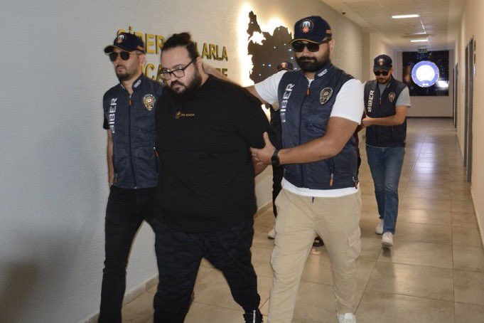 Birisi 25 bıçak darbesiyle bir Türk gencini katletti , birisi devleti milyarlarca tl dolandırdı diğerinin de bir yayında konuşmasının bir kesiti servis edildi ifade vermeye de kendi ayağıyla gitti… #JahreinYalnızDeğildir