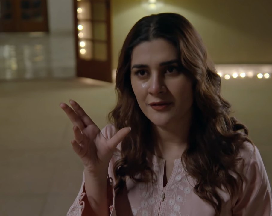 kyamussibathai's tweet photo. KUBRA KHAN girl slayed so hard today! the way she took us on a rollercoaster of emotions from the heart wrenching pain, and misery to THE REVENGE GAME! and her expressions were literally EVERYTHING- the tears, the rage,  and the agony....
GIRL TAKE A BOW 🙌🏻
#kubrakhan #noorjahan https://t.co/5SWpSFnou6