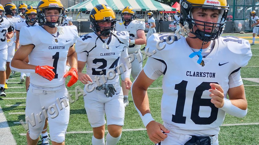 WrightActionPix's tweet photo. @ClarkstonWolves vs Belleville at Wayne State photo link: https://t.co/tItYw7v3K5 @CTownAthletic @JeffKosin #GoWolves #WrightActionPix #ClarkstonWolves #ClarkstonFootball #18 TD Vid: https://t.co/3wJ966pJzj https://t.co/HmSSe8j5Rx
