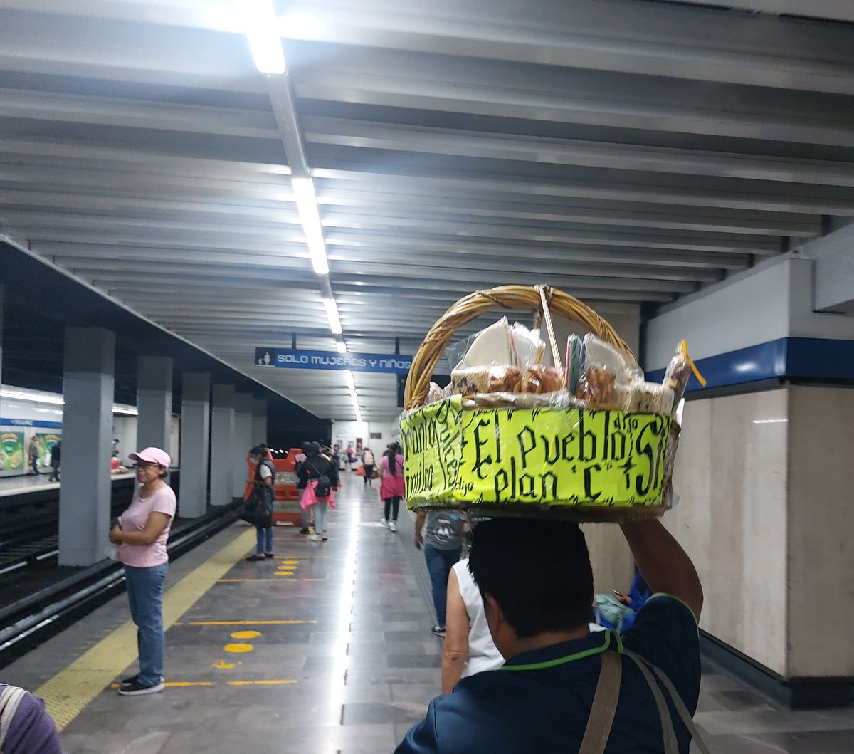 En el metro Pino Suárez hay alguien que no está tan enojado con Miguel Ángel Yunes... <a href="/MYunesMarquez/">Miguel Ángel Yunes Márquez</a> <a href="/AccionNacional/">Acción Nacional</a> <a href="/PartidoMorenaMx/">Morena</a>