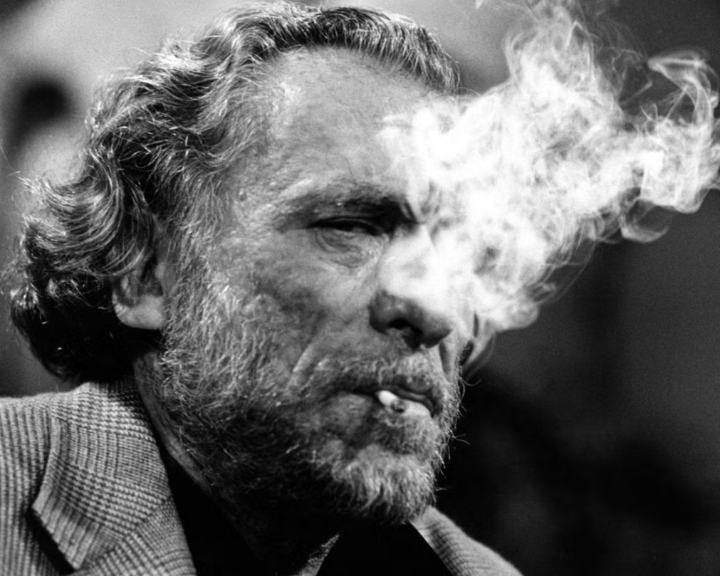 "Hay veces que un hombre tiene que luchar tanto por la vida que no tiene tiempo de vivirla".

-Charles Bukowski