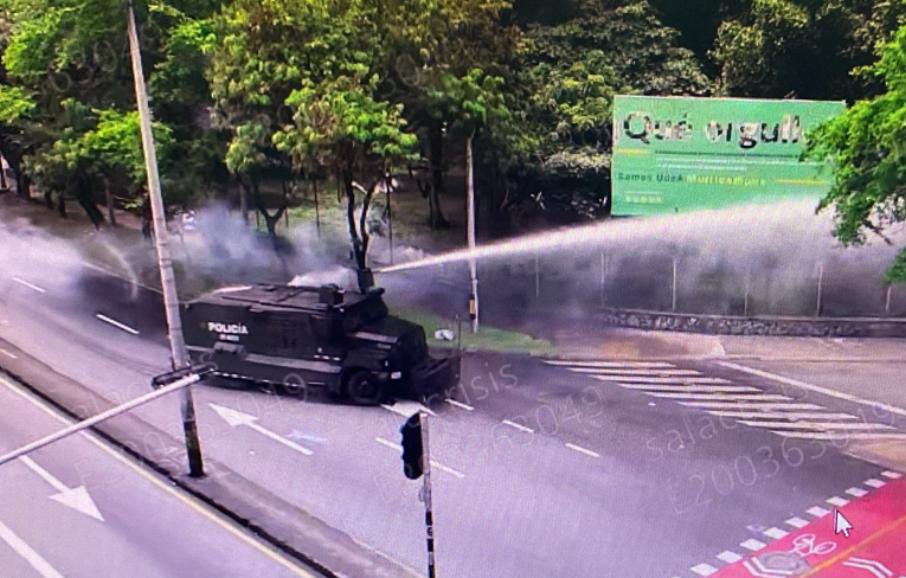 FicoGutierrez's tweet photo. Al medio día tuvimos conocimiento del accionar al interior de la Universidad de Antioquia de unos encapuchados, intimidando, reteniendo personas y detonando explosivos. Intentaron salir a la calle, bloquear vías e intimidar a ciudadanos. De manera inmediata y en articulación con Personería y Policía activamos el protocolo. Hemos procedido con la fuerza legítima del Estado para con autoridad y orden garantizar la tranquilidad de la ciudadanía, que no puede verse perturbada por quienes mal utilizan la supuesta protesta, porque ni es social ni es pacífica, y lo único que hacen es generar terror a través de violencia y vías de hecho. No son estudiantes, no ejercen el derecho a la protesta… son delincuentes que deben responder por sus actos.