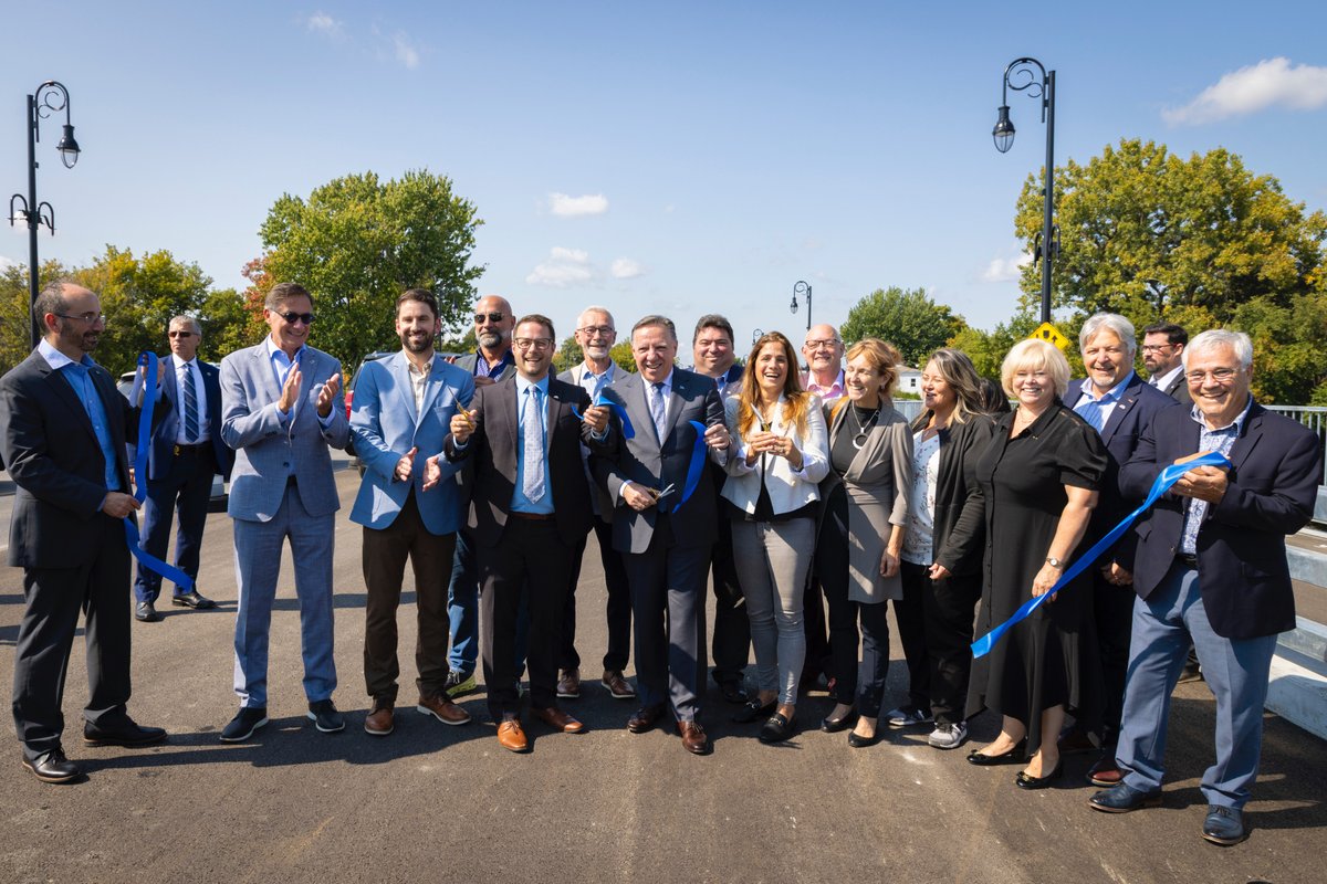 francoislegault's tweet photo. J’étais à Repentigny aujourd’hui pour souligner la fin des travaux de l’élargissement du pont Rivest. Pour répondre à l’augmentation importante de la population de la ville, on a rajouté au pont une voie de chaque côté, un trottoir et une piste cyclable. https://t.co/jzzYGvrwTq