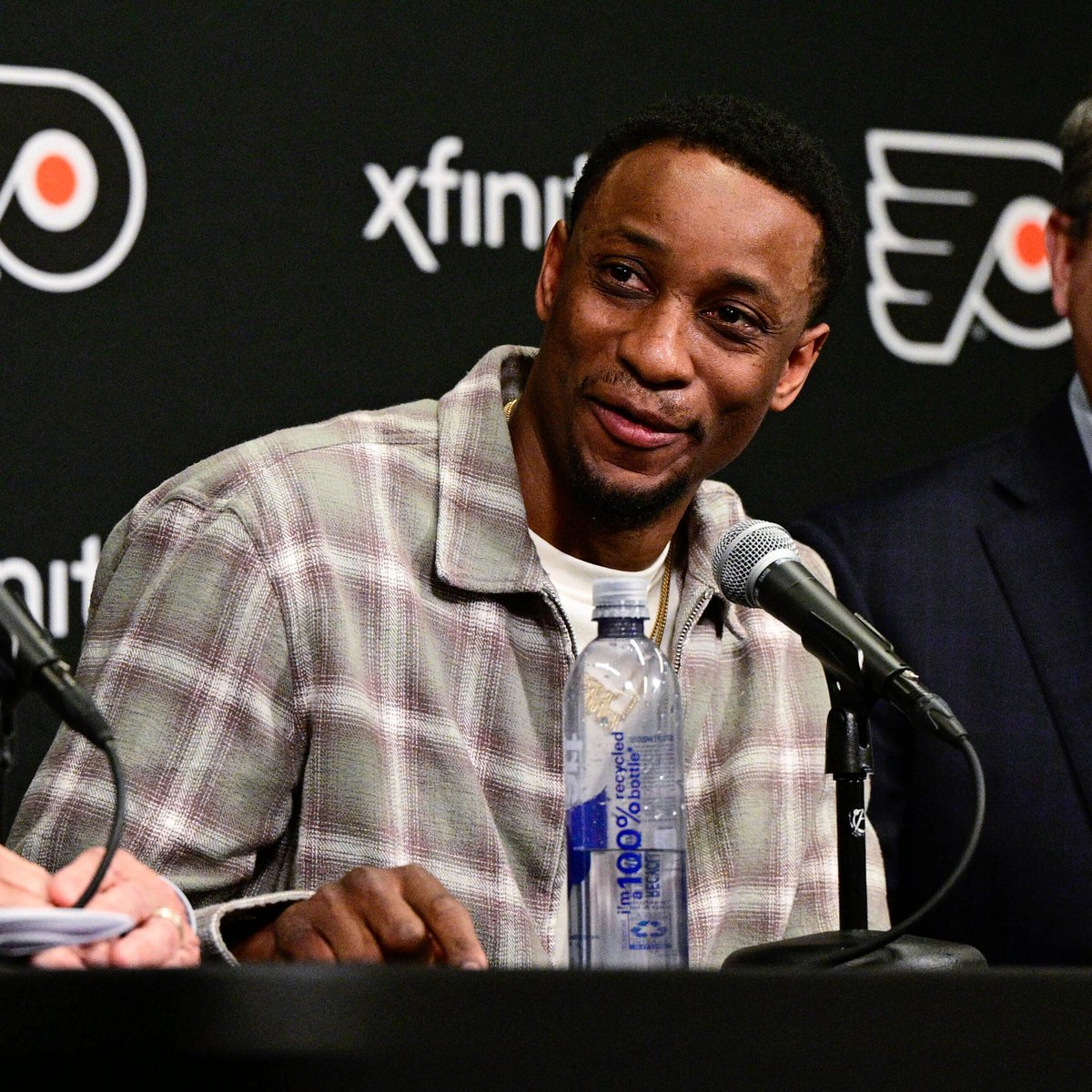 Sportsnet's tweet photo. Wayne Simmonds has re-joined the Flyers as a Community Relations Ambassador &amp; Hockey Operations Consultant. 🚂 https://t.co/8RsNmkD1Z6