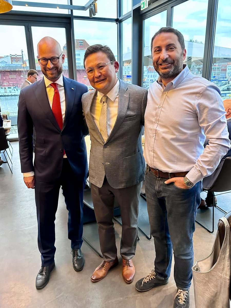 drserefoglu's tweet photo. We enjoyed 2 full days of live surgeries and insightful lectures from the giants in #prostheticurology in the @UKSH_KI_HL #Lübeck. Grateful to @OsmonovDr @SKWilson10 @rigiconurology and everyone who made it such a success! https://t.co/2uT5tbl6hc