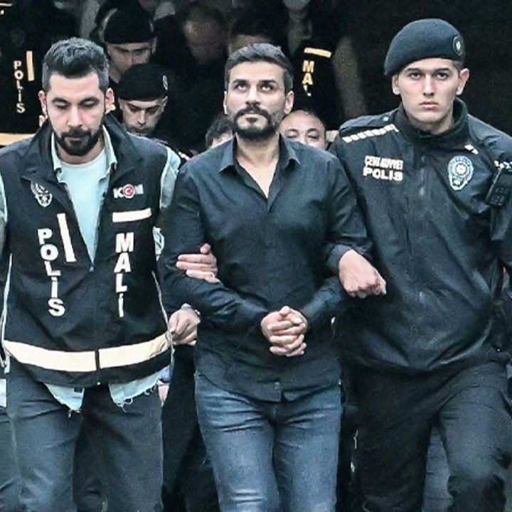 Ülkeye milyarlarca zarar veren vergi ödemeyen doğmamış yetim hakkı yiyenlere bile ters kelepçe takılmadı. Şu yüzsüzler bile dışarda cirit atacak. Türk milletinin hiçbir şeye güveni kalmamıştır.