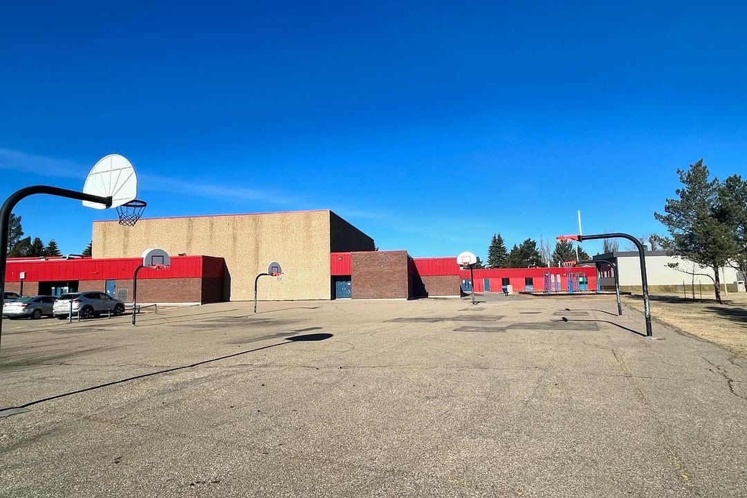 go_auto's tweet photo. In June, we revamped another court with the Edmonton Public School Foundation and the Edmonton Stingers! 🏀 

Check out the transformation at Centennial School and join us by donating - link in bio! 👏🏼 #GoAuto #YEG https://t.co/2mTOmbP02m