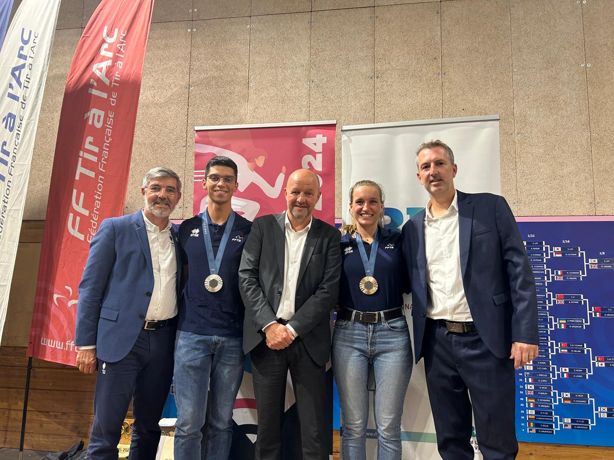 #Officiel |🏹🍾🤩 Ce soir, <a href="/RLV_agglo/">Riom Limagne et Volcans Agglomération</a> a mis à l’honneur l’équipe de France de Tir à l’Arc, médaillée aux JO de Paris 2024 !

Durant la cérémonie au CRTA, <a href="/fbonnichon/">Bonnichon Frederic</a>, président de RLV, a félicité Lisa Barbelin, licenciée aux <a href="/ARiomois/">Archers Riomois</a> pour son parcours et sa médaille de bronze 🥉