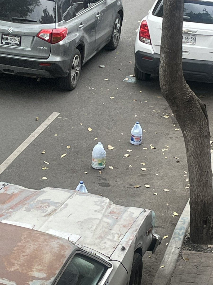 FER_VALIANT's tweet photo. @UCS_GCDMX @MHcesac @mauriciotabe. URGEN PARQUIMETROS EN LA COLONIA ANAHUAC. La gente sigue creyendo que la calle es suya y toda la colonia Anahuac está llena de gente que aparta con frascos, botes, llantas. Calles: Tamiahua 86. Esquina Chalco
Y todo Lago Muritz está apartado. https://t.co/zBuDYJP01G