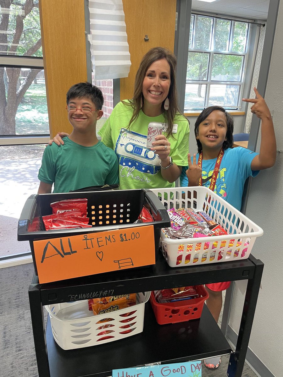 These young men are leading the way through great customer service. The staff loves seeing their smiles and snack cart on Friday! ⁦<a href="/GrapevineMiddle/">Grapevine Middle</a>⁩ #PonyProud