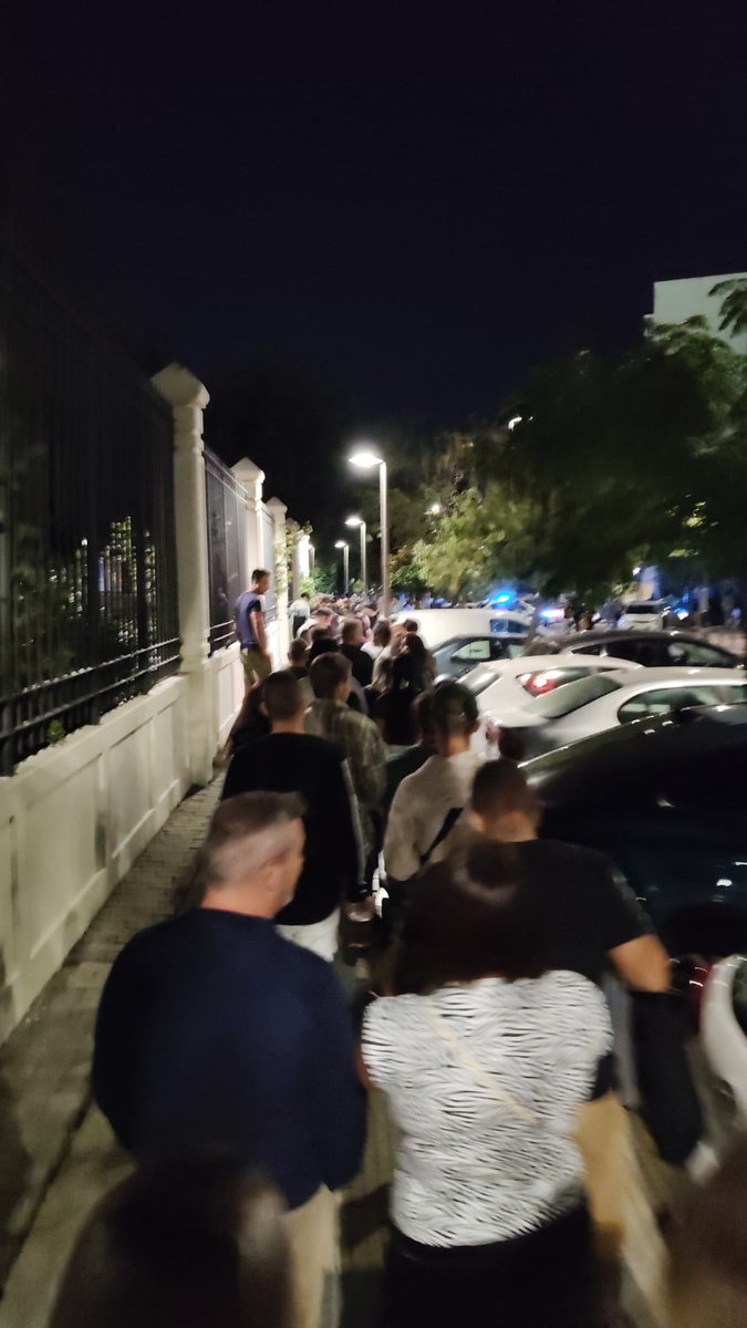 No puede ser que las familias entren por la misma puerta que los menas <a href="/AytoMostoles/">Ayuntamiento de Móstoles</a> <a href="/policiaMostoles/">Policía Municipal de Móstoles</a> <a href="/mbautista_pp/">Manuel Bautista</a> <a href="/PSOEMostoles/">PSOE Móstoles</a> Nuestros hijos presenciando borracheras, cacheos, peleas y detenciones #mostoles