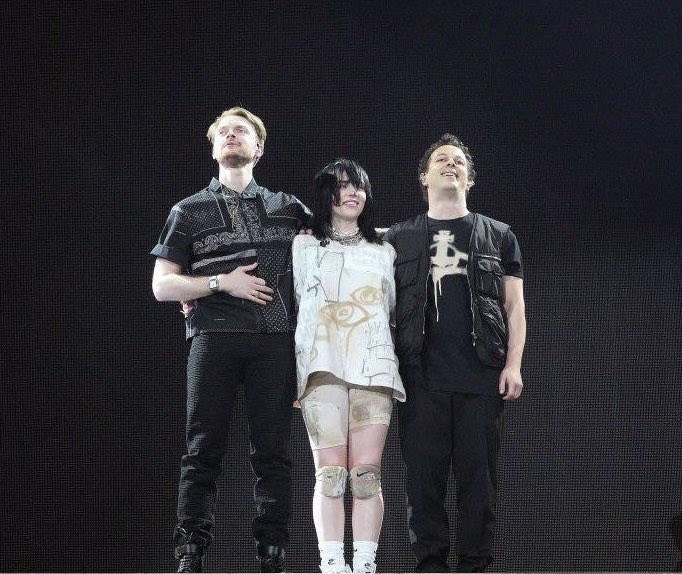 chihirosdiner's tweet photo. sorry but that new band won’t ever be HER https://t.co/aleQAPcRkh