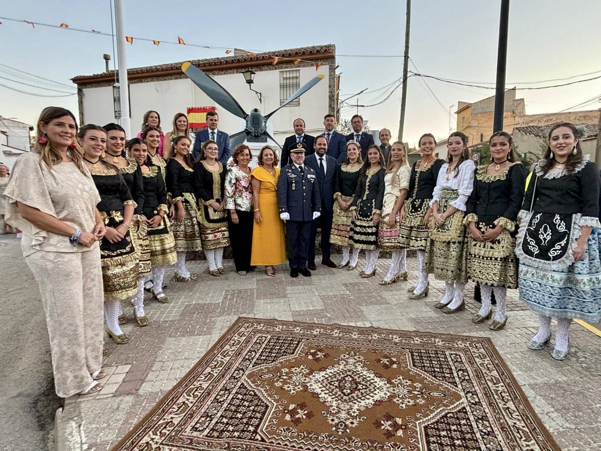 paconunez_'s tweet photo. 🇪🇸✈️ Villatobas y el Ejército del Aire están íntimamente ligados, tanto que sus fiestas no se entienden sin el  tradicional y sentido homenaje a los caídos. 

Gracias, alcaldesa @GemaguerreroG por invitarme a disfrutar de tus fiestas en honor a Nuestro Padre Jesús Nazareno. https://t.co/198wWK5x6c