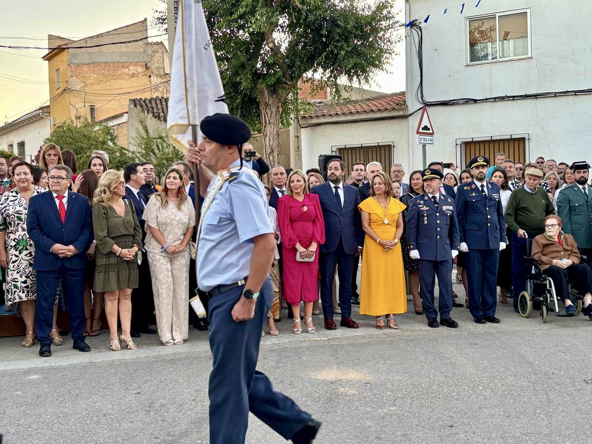 paconunez_'s tweet photo. 🇪🇸✈️ Villatobas y el Ejército del Aire están íntimamente ligados, tanto que sus fiestas no se entienden sin el  tradicional y sentido homenaje a los caídos. 

Gracias, alcaldesa @GemaguerreroG por invitarme a disfrutar de tus fiestas en honor a Nuestro Padre Jesús Nazareno. https://t.co/198wWK5x6c