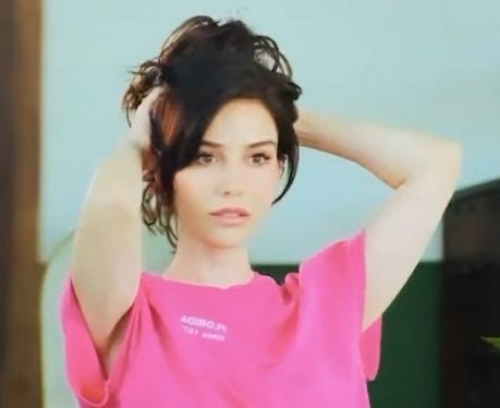 Chiara02224370's tweet photo. Ma quanto sei bella #ÖzgeGürel 😍
è bello rivederti ...
oggi sei arrivata per la pubblicità della #Rinso
prossimamente arriverai con il film
e poi con una serie..
T'ASPETTO 😍
ma ora lasciatemi godere della sua bellezza
il mio sole è arrivato ☀️ e mi ha scalato il cuore ❤️🔥 https://t.co/Jz6GOdMHwh