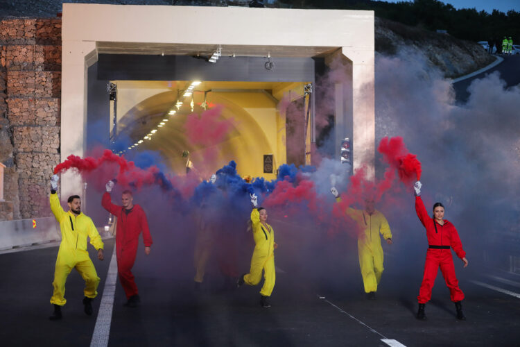 Nakon 43 godine, druga cijev Učke. Za povijest. A sada nek napokon Istru povežu s Hrvatskom i željeznicom. #učka #krasnazemljo #idevlak