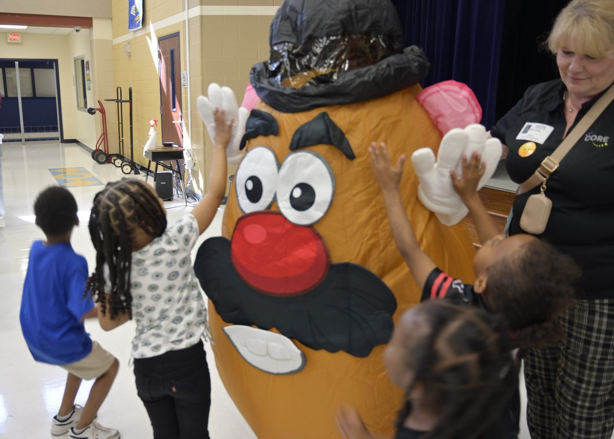 FBISDFoodie's tweet photo. 🎉🥔 Celebrating Potato Month at @JES_Dragons with Mr. Potato! A big thank you to @McCainFoodsUSA for their incredible support in enhancing our school nutrition and making this celebration possible.
#FBISD #FBISDFoodie #PotatoMonth #SchoolMeals https://t.co/TqoDv7nivO
