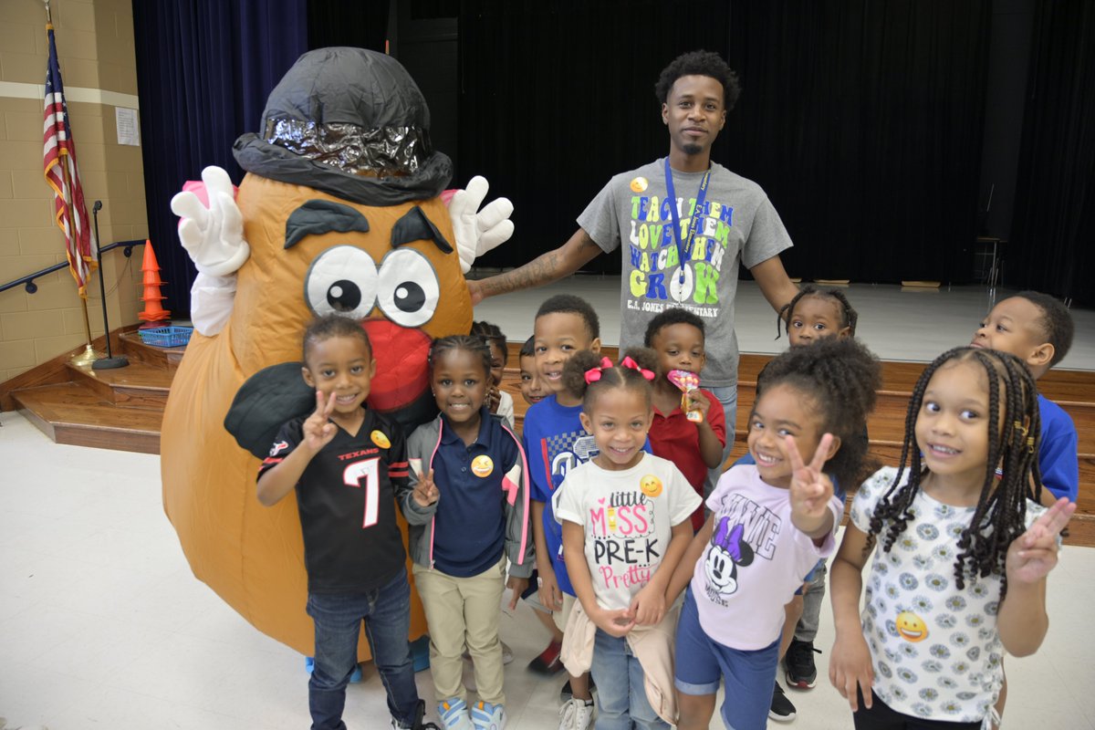 FBISDFoodie's tweet photo. 🎉🥔 Celebrating Potato Month at @JES_Dragons with Mr. Potato! A big thank you to @McCainFoodsUSA for their incredible support in enhancing our school nutrition and making this celebration possible.
#FBISD #FBISDFoodie #PotatoMonth #SchoolMeals https://t.co/TqoDv7nivO