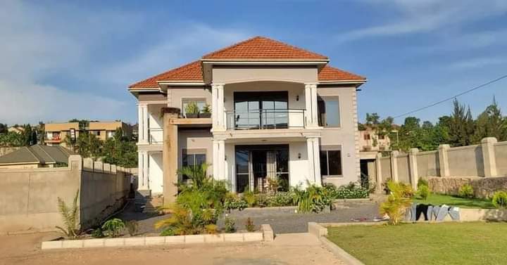 4Ezrah's tweet photo. Newly Built Mansion ForSale in Kira_Bulindo Road
Asking Price: 630Million_ugx ($170,000) Negotiable
5bedrooms_6bathrooms Sitting room Dining lounge.
In a Well Developed Neighborhood with a ready private Milo land title and Aerial view 150ftby150ft(#30Decimals) https://t.co/u3GsvQlT8L