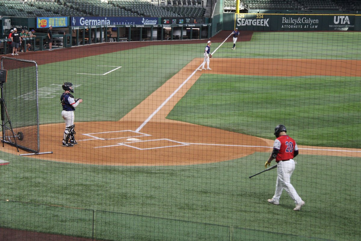 Hef12JBH2's tweet photo. My BP round @GlobeLifeField @BUSShowcase @MHSTigerBSBL @FC_FortWorth @FieldLevel https://t.co/CVtKVWt4pb