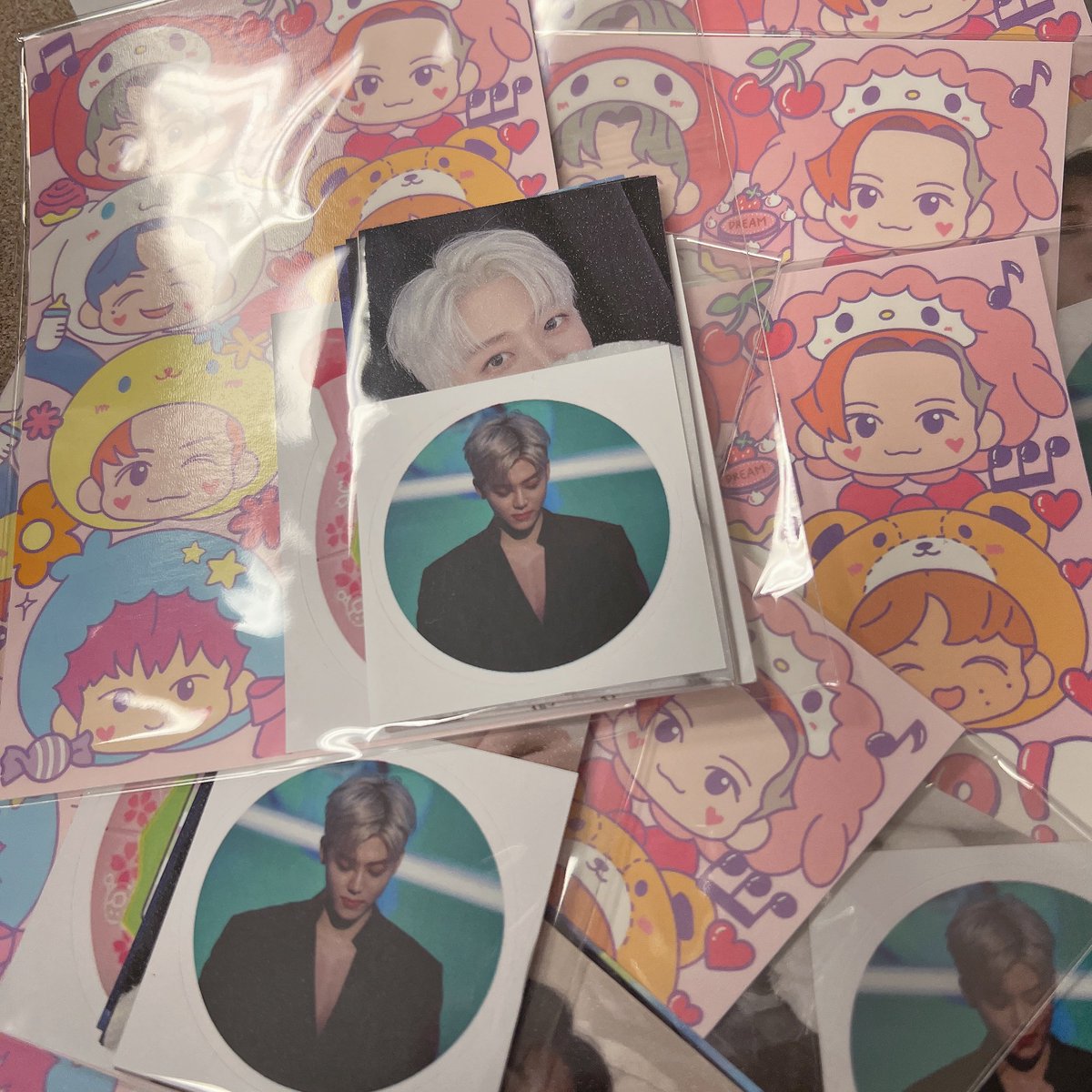 TDS3 in OAKLAND + NEW YORK FREEBIES .☘︎ ݁˖ ｡𖦹°‧
𐙚 set A = dreamscape album inclusions + official PC
𐙚 set B = sanrio postcard + jaemin bday goods
𐙚 first come first serve
𐙚 will share my location day of! 

i hope i see you there ! ૮₍ .◜◡◝₎ა ₍ᐢ o̴̶̷̤  ̫ o̴̶̷̤ ᐢ₎