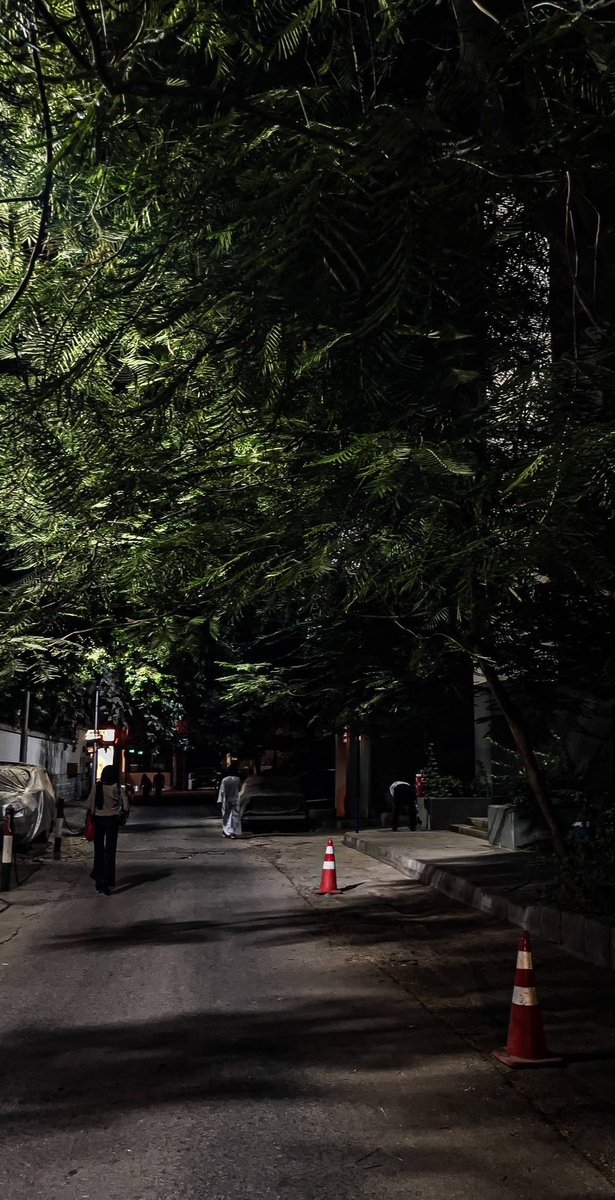 ما أقدر أحصر أسباب انشراحي و أنا معاه ، لكن أكثر 
سبب يطغى و أستشعره هو إني أشعر بالكثافة بجنبه ، 
أكون اكثر شخص محبوب و مرغوب ، وصلي مقدّر 
و جيتي ثمينه ، شي يشبه : 
" معاه أحس اللي يحبوني كثار " 
و كأنما حظيت 
بمحبة الأرض و من عليها ♥️