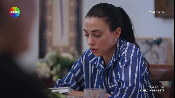 Utanmadan "ben bebeğe üzülüyorum" diyor. Ananla baban seni psikopat biriyle zorla evlendirip camdan atıldığında Alev evini açmıştı sana…!
#KızılcıkŞerbeti