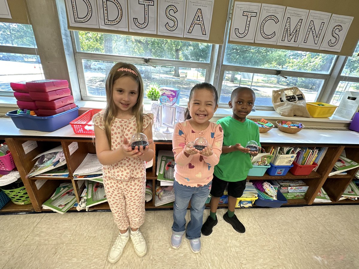 tgenn2601's tweet photo. Miller Kindergarteners are earning their habitats for their desk pets by showing wonderful character the first full week of school. Keep up the great work! #millerob @Millerprin https://t.co/2BcCRGXkR1