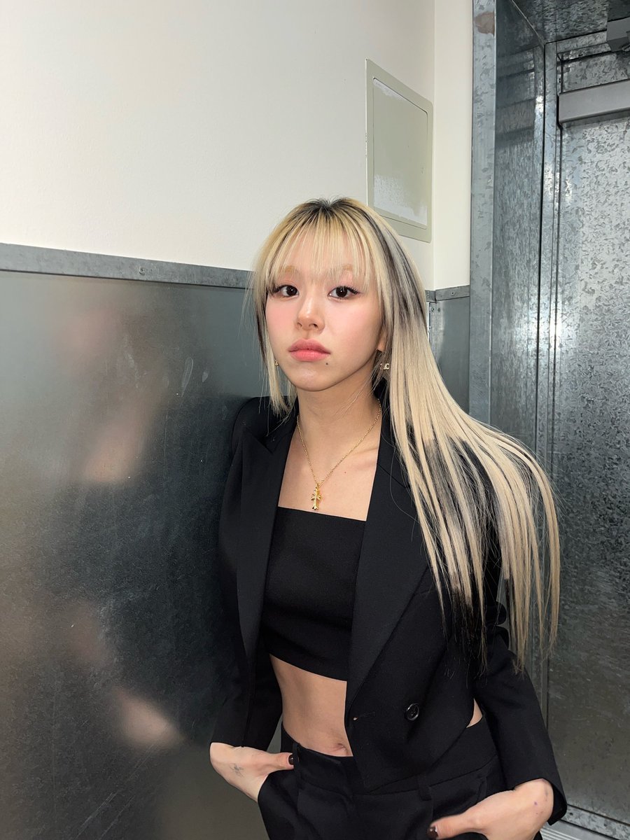 chaeyosapphic's tweet photo. this outfit 🔥

#TWICE #트와이스 #CHAEYOUNG #채영 https://t.co/XIz9KnifiG