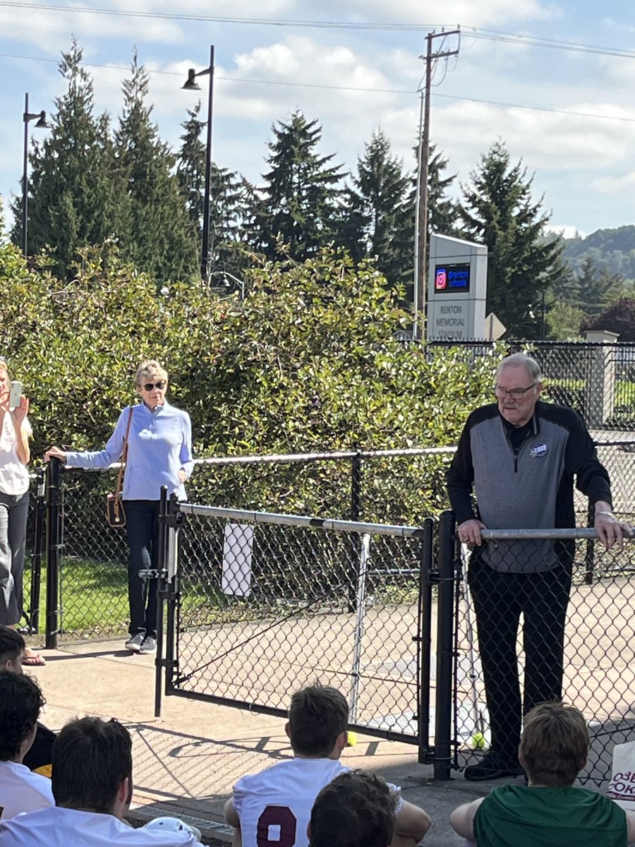 Cobber_Football's tweet photo. Wrapped up Friday practice in Seattle WA with a visit from former⁩ Cobber football and ⁦@Vikings⁩ legend Gary Larsen.  ⁦@Concordia_MN⁩ ⁦⁦@CobberSID⁩ #RollCobbs #PurplePeopleEaters ⁦@NFL⁩ https://t.co/PsbylZ4izF