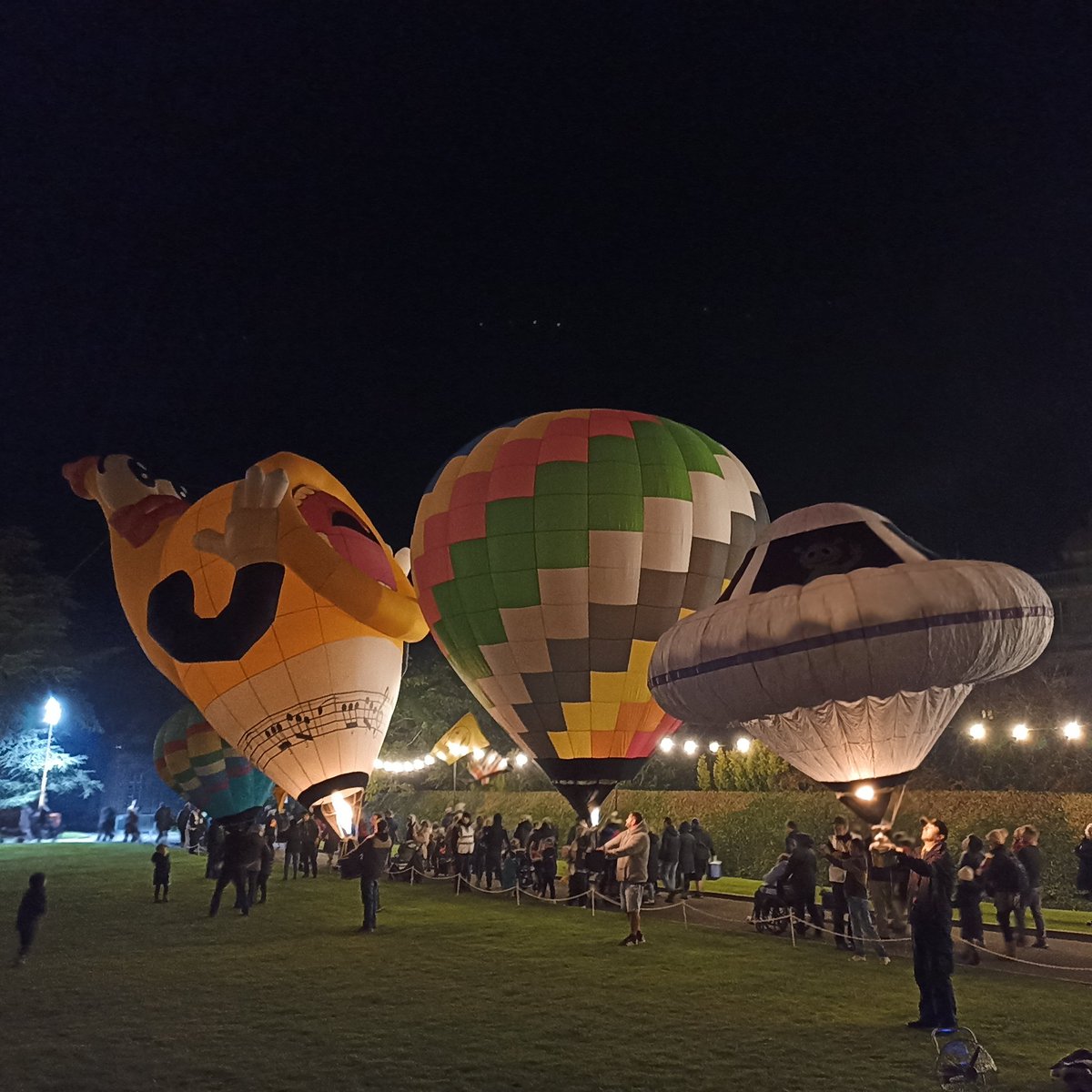 AmareloBalloon's tweet photo. Hello from @Longleat. This weekend we are displaying at the Icons of the Sky event and after 2 great flights this morning we glowed our UFO special shape after the main nightglow this evening 🛸 https://t.co/GKkmFLNuxS