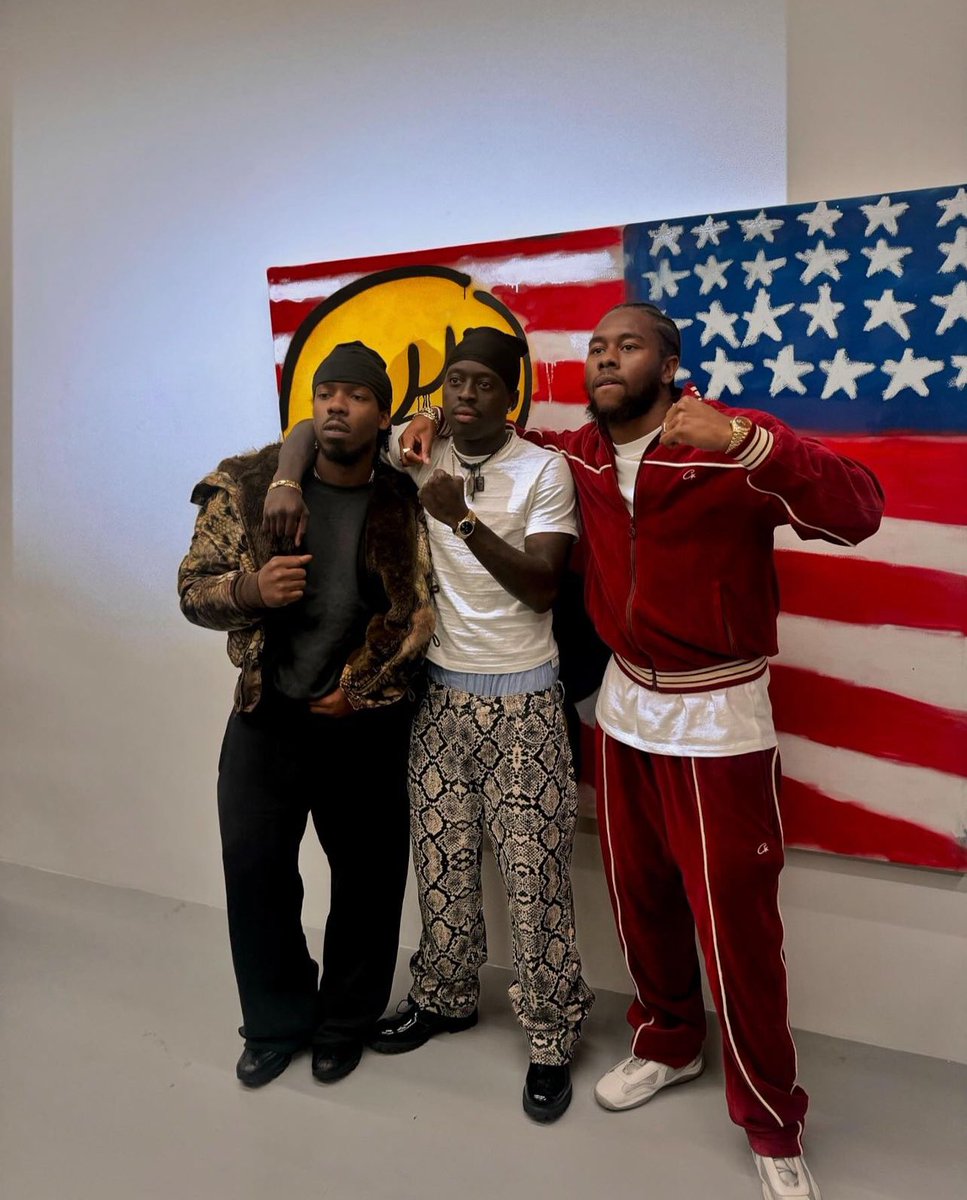 olaoluslawn's tweet photo. Sold out exhibition, 21 works on opening night, doing alright for an artist who paints like a 6 year old, Love you all, good night. https://t.co/ISu7AjRWKy
