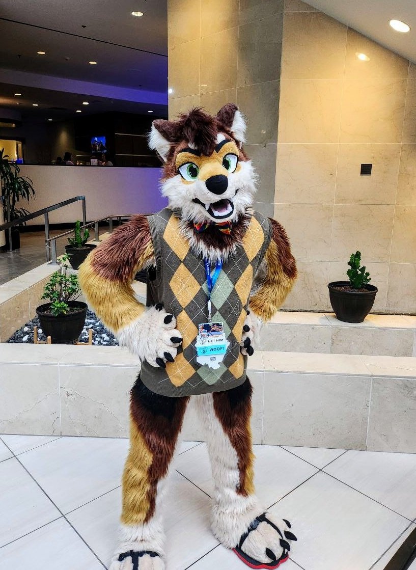 Two years ago I took a spontaneous trip to TTFC for my suit's first con

Two weeks ago, I did the same thing again! 🐕💚

#FursuitFriday