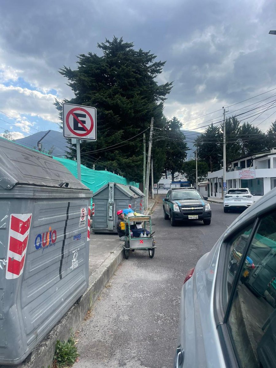 ch1n0ramirez's tweet photo. @AMT_Quito vehículos mal parqueados en Porfirio Romero y Real Audiencia, AMT pasa por el sector con el conductor hablando por teléfono... Plop! Los mal parqueados violan la ley, la autoridad viola la ley.... y a parte se hace de la vista gorda! 
A quien acudir? @MunicipioQuito https://t.co/SYonYSQm5J
