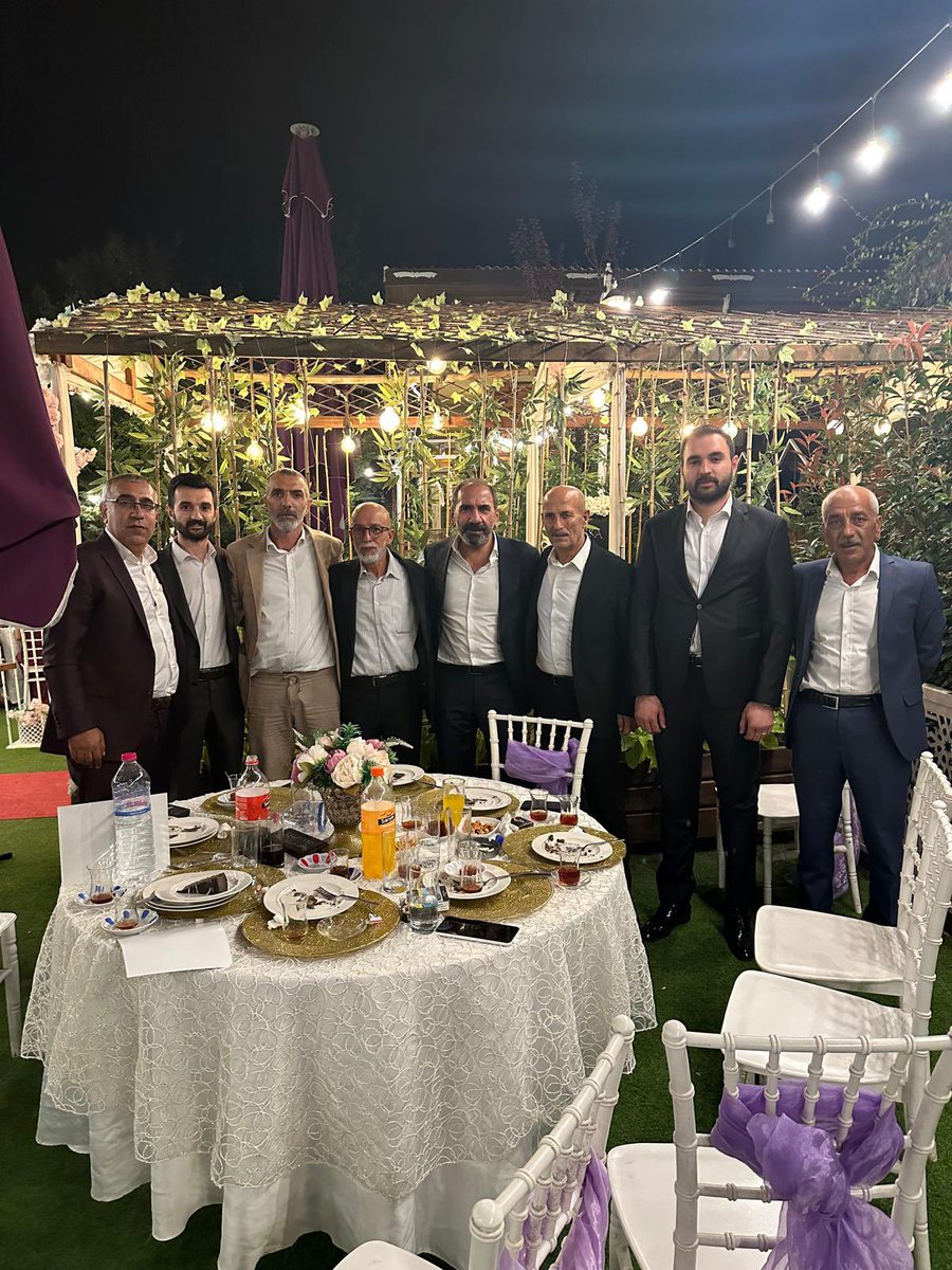 batuhandag's tweet photo. TFF Başkan Vekili Sn.Mecnun Otyakmaz,iş insanı ; Ahmet Fulin, Ali İbrahimoğlu, İsmail Kazan, Ahmet Gümüş, Ağabeyim Ömer Faruk Dağ, dayım Süleyman Kelkit ile Mücahit Aydaş Ağabeyimizin evladı Taha’nın düğün töreninden. https://t.co/r2Gt8nAkDH
