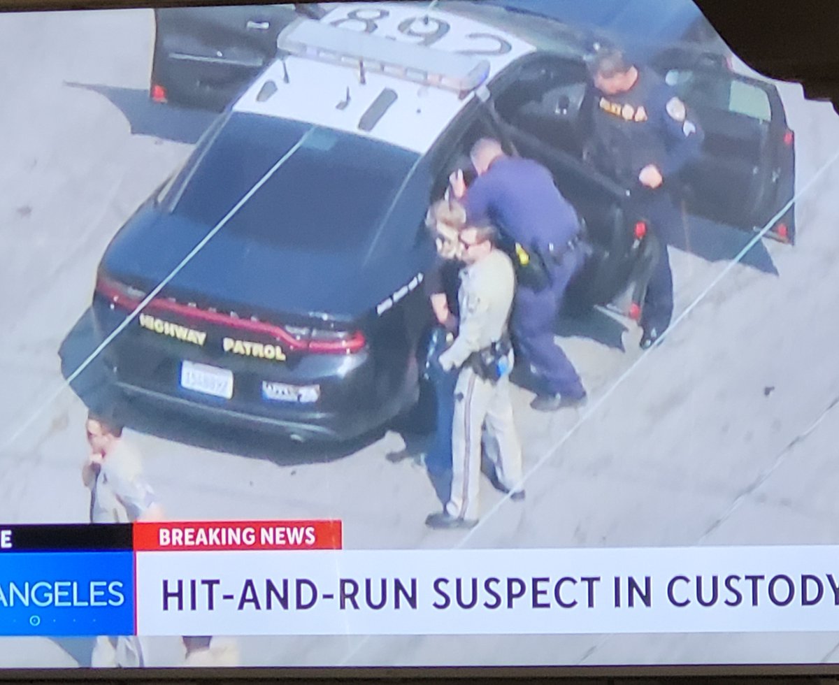 AngelOfTraffic's tweet photo. #Pursuit #Chase #Footbail #Code4 #EastLA Dozier &amp; McDonnell. It was a female driver!
#BookEmDano  
@ConwayShow @KFIAM640 Great air coverage by @RoadSageLA in #SkyCal https://t.co/nlj92RzdiM