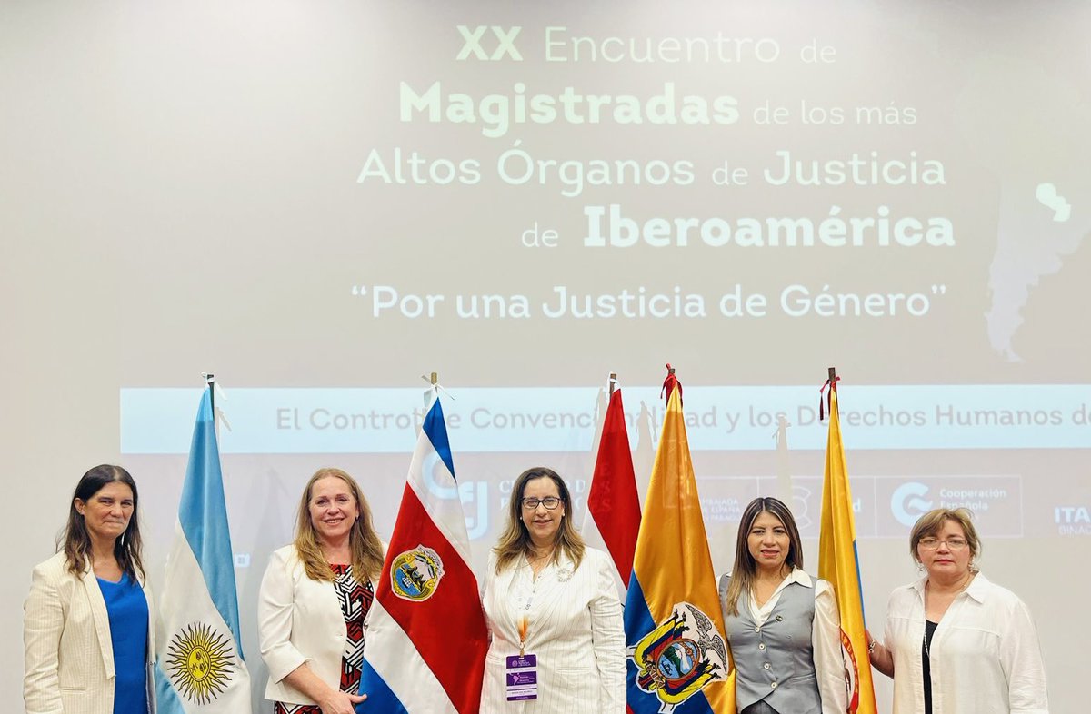 Hoy en Ciudad del Este-Paraguay se conformó la Federacion de Mujeres Juezas de Latinoamérica “FEMJUL” la
misma que se encuentra integrada por Asociaciones de Mujeres Juezas de Argentina, Costa Rica, Paraguay, Ecuador #AMUJE_EC y Colombia