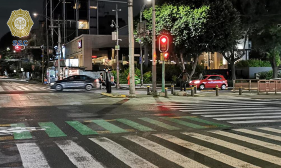 Asentamientos al cruce con semáforos en ambos sentidos de Av. Insurgentes entre Félix Cuevas y Eje 5 Sur.
