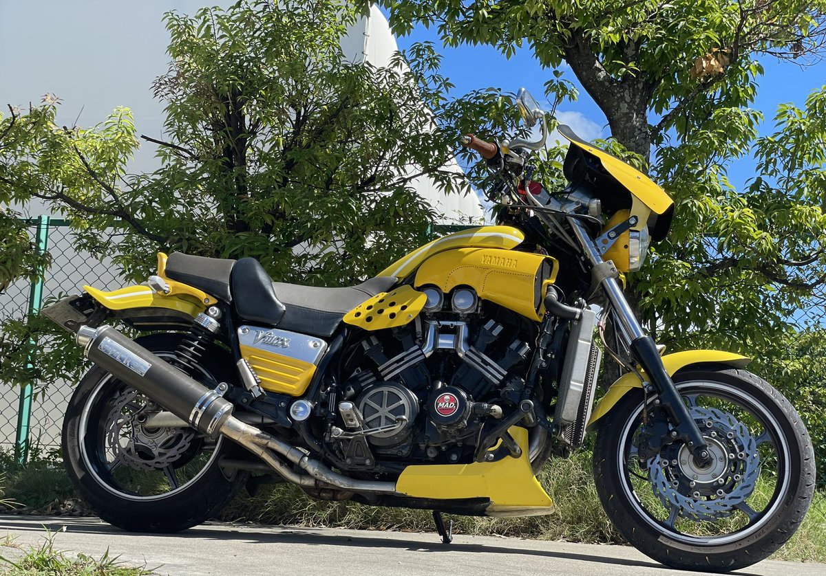 TOLATOLA514's tweet photo. 車検からVmaxが戻ってまいりました！
超うれしい！（＾∇＾）
早速LED接続(昼だと見えません)してヘッドライトもLEDに替えてフロントカウル付けてTOLAちゃんのVmax完成！

暑くて笑えた！35度越えてたよ💦

#Vmax #vmax1200 #黄色いVmax https://t.co/3gudM0T7uz