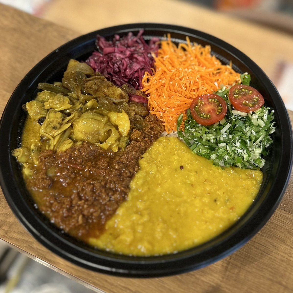 spicescurry2gou's tweet photo. おはようございます😋
スパイスカレー食堂 五反田店🍛

11時～150食売切れまでの営業です👍
スパイスたっぷりの本格スパイスカレー✨
スパ活＆腸活をしていきましょう🇱🇰

自宅でのちょっぴり贅沢なご飯に当店のスリランカカレーをぜひ🍛

Uberなどお気軽にご利用ください🥰

https://t.co/8N4qj4i3qW https://t.co/rbVdteZnp6